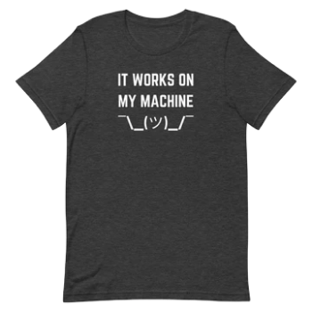 Polo negro con el texto 'It works
              on my machine'